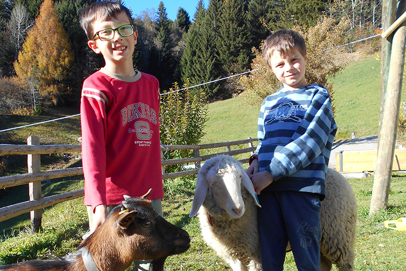 Kinder mit Schaf und Ziege